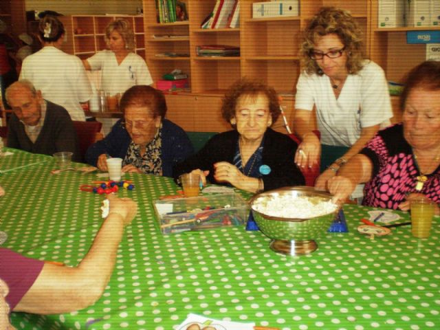 Los mayores de los Centros de Día de El Algar y Los Dolores reciben la visita del Conde Drácula - 2, Foto 2
