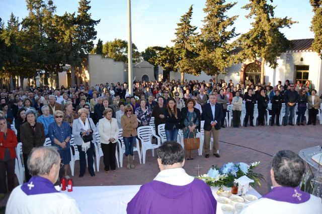 Cerca de medio millar de aguileños asisten a una Misa en memoria de los Fieles Difuntos- 2013 - 1, Foto 1