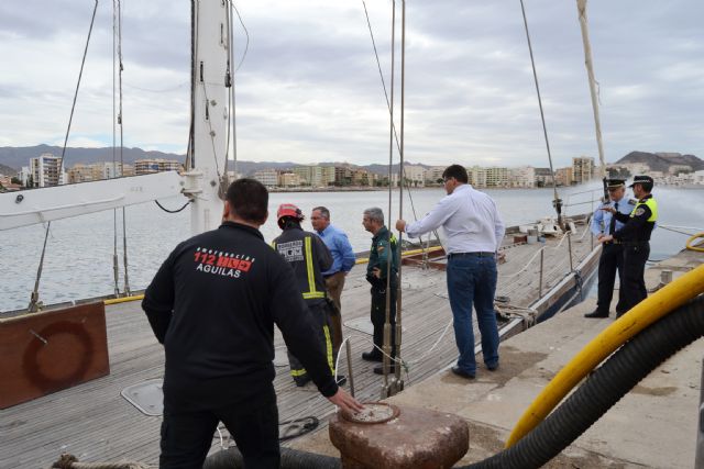 La rápida actuación de los servicios de emergencia evita el hundimiento de un barco abandonado en el Puerto de Águilas - 1, Foto 1