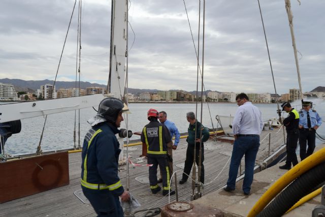 La rápida actuación de los servicios de emergencia evita el hundimiento de un barco abandonado en el Puerto de Águilas - 2, Foto 2