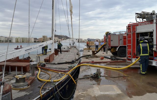 La rápida actuación de los servicios de emergencia evita el hundimiento de un barco abandonado en el Puerto de Águilas - 3, Foto 3