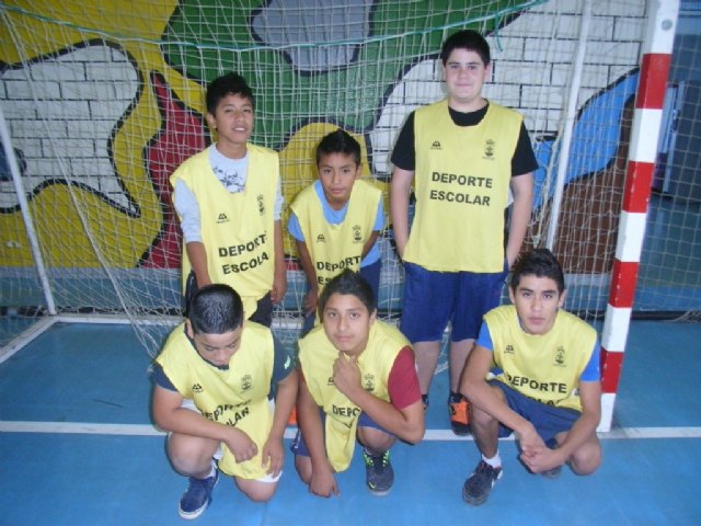 La concejalía Deportes organiza la primera jornada de la fase local de futbol sala cadete, correspondiente al programa de Deporte Escolar, Foto 1