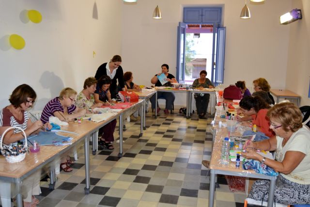 Un grupo de mujeres aguileñas aprenden a pintar en tela - 1, Foto 1