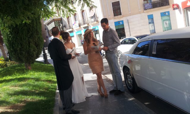 Una pareja de novios convierte las calles de Totana en una boda, Foto 1