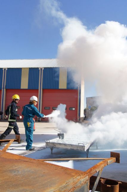 El personal de Enagás se forma en extinción de incendios en la ESPAC - 2, Foto 2