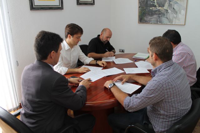 El Ayuntamiento de Alhama de Murcia firma el convenio que pretende mantener el nivel de servicios, calidad e imagen del Parque Industrial de Alhama, Foto 1