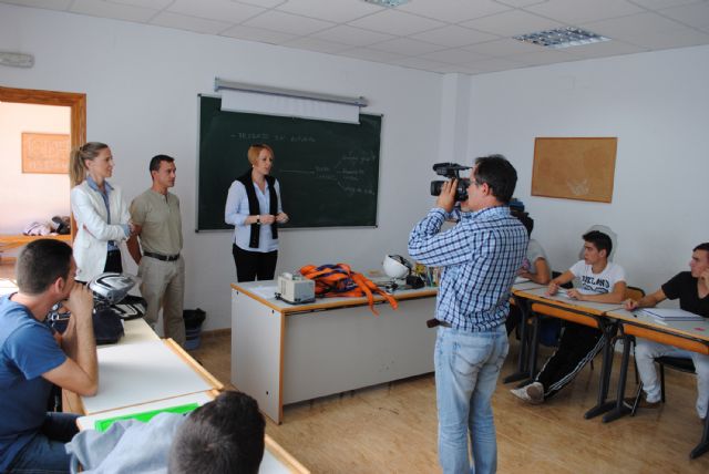 El montaje de redes eléctricas centra el nuevo curso del PCPI en Las Torres de Cotillas - 2, Foto 2