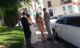 Una pareja de novios convierte las calles de Totana en una boda