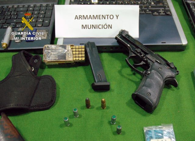 La Guardia Civil descabeza una organización criminal dedicada al tráfico de armas y drogas en Murcia - 1, Foto 1