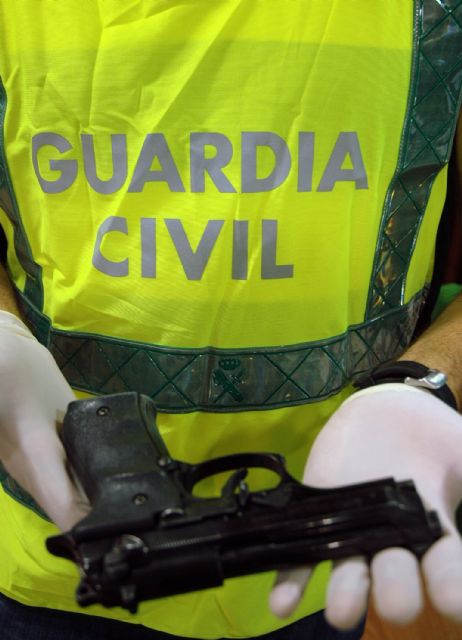 La Guardia Civil descabeza una organización criminal dedicada al tráfico de armas y drogas en Murcia - 2, Foto 2