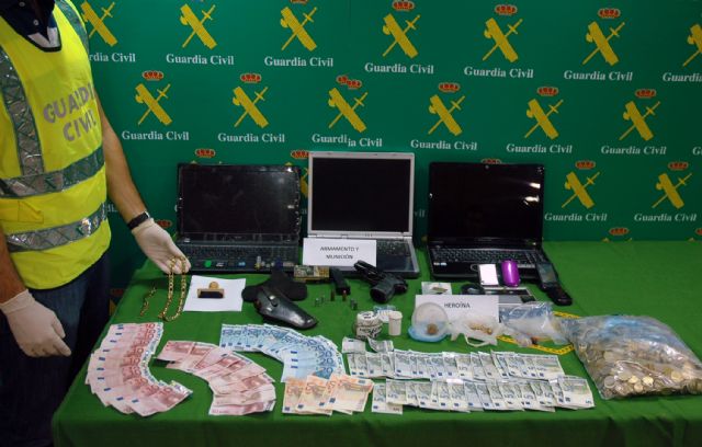 La Guardia Civil descabeza una organización criminal dedicada al tráfico de armas y drogas en Murcia - 4, Foto 4