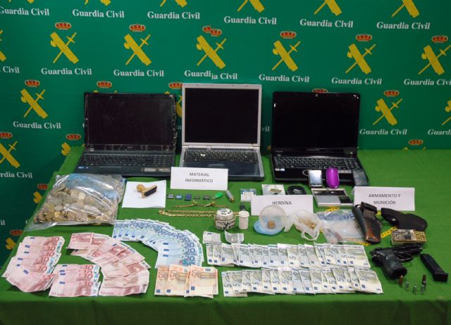 La Guardia Civil descabeza una organización criminal dedicada al tráfico de armas y drogas en Murcia - 5, Foto 5