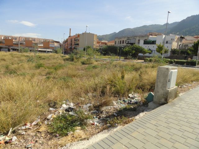 El Grupo Socialista denuncia el ´estercolero´ en que se ha convertido el solar del futuro centro de salud de Algezares - 1, Foto 1