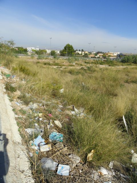El Grupo Socialista denuncia el ´estercolero´ en que se ha convertido el solar del futuro centro de salud de Algezares - 2, Foto 2