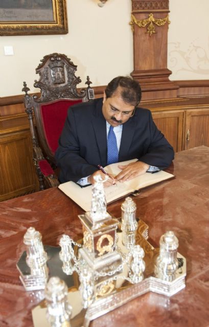 El embajador de Egipto visita a la alcaldesa tras su paso por el II Foro sobre Oriente Medio - 5, Foto 5