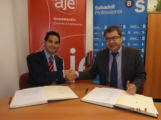 SabadellCAM y los jóvenes empresarios del Guadalentín firman un convenio de colaboración - 1, Foto 1