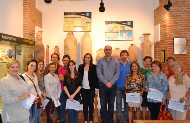 Un grupo de mujeres restaura una treintena de piezas de cerámica antigua que desde hoy se exponen en el museo arqueológico de Águilas - 2, Foto 2