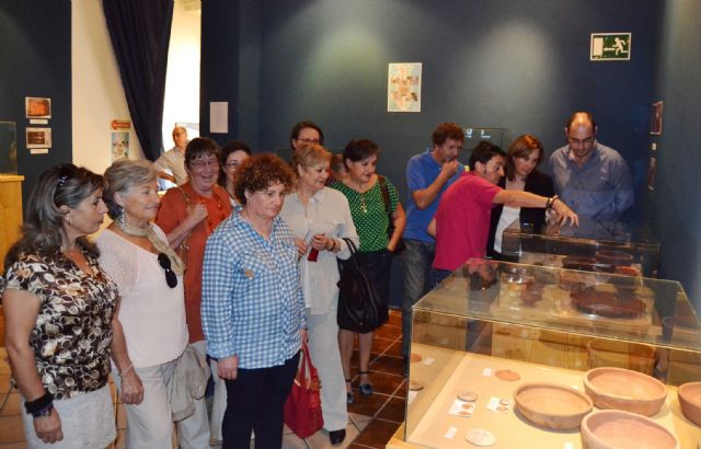 Un grupo de mujeres restaura una treintena de piezas de cerámica antigua que desde hoy se exponen en el museo arqueológico de Águilas - 3, Foto 3