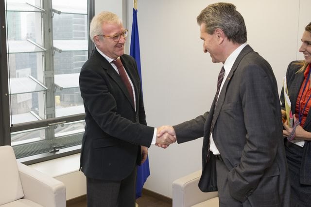 Valcárcel pide al comisario de Energía ayudas europeas para los empresarios fotovoltaicos que han invertido y perdido sus ahorros - 1, Foto 1