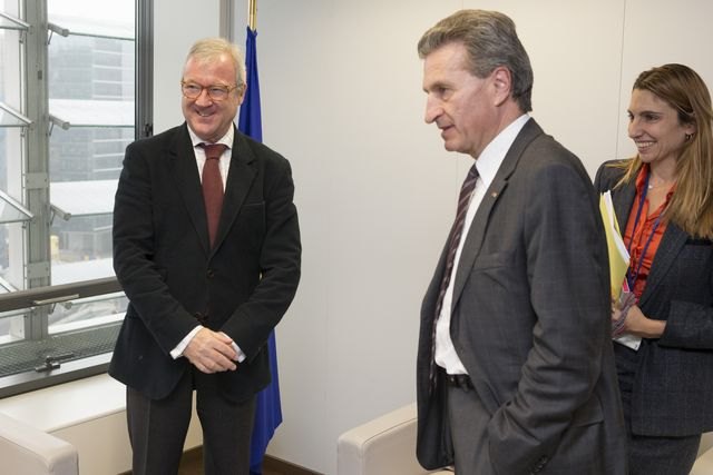 Valcárcel pide al comisario de Energía ayudas europeas para los empresarios fotovoltaicos que han invertido y perdido sus ahorros - 2, Foto 2