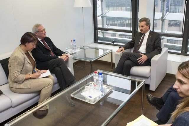 Valcárcel pide al comisario de Energía ayudas europeas para los empresarios fotovoltaicos que han invertido y perdido sus ahorros - 3, Foto 3