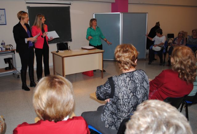 Las mujeres de la asociación Isabel González torreña reciben los diplomas de su curso de informática básica - 1, Foto 1
