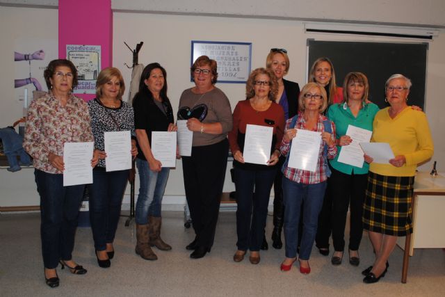 Las mujeres de la asociación Isabel González torreña reciben los diplomas de su curso de informática básica - 2, Foto 2