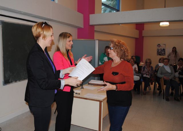 Las mujeres de la asociación Isabel González torreña reciben los diplomas de su curso de informática básica - 3, Foto 3