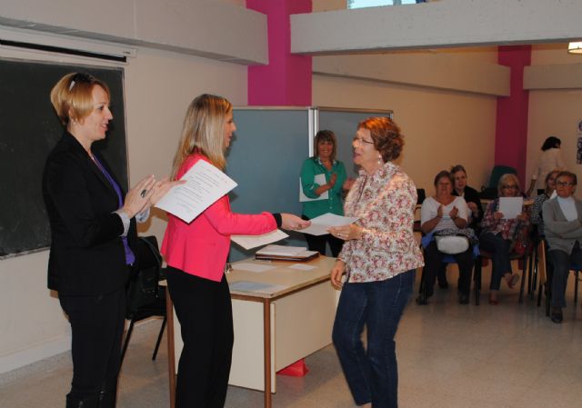 Las mujeres de la asociación Isabel González torreña reciben los diplomas de su curso de informática básica - 4, Foto 4