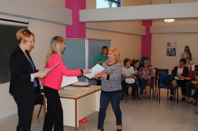 Las mujeres de la asociación Isabel González torreña reciben los diplomas de su curso de informática básica - 5, Foto 5