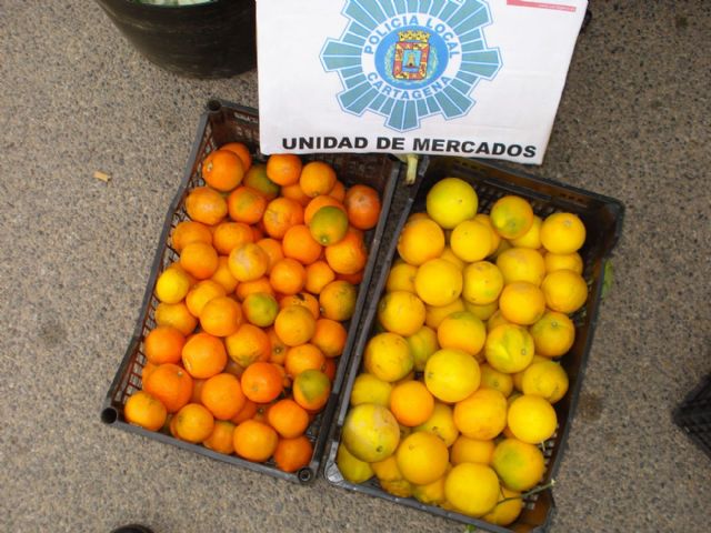 La Policía Local decomisa más de ocho mil falsificaciones y cinco toneladas de perecederos - 1, Foto 1