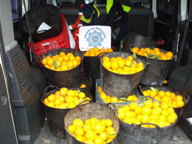La Policía Local decomisa más de ocho mil falsificaciones y cinco toneladas de perecederos - 3, Foto 3