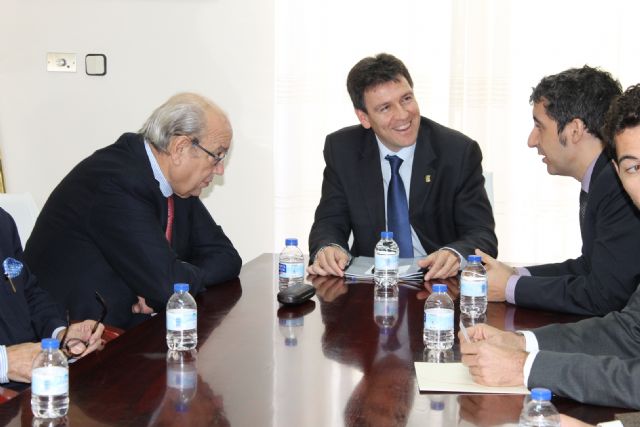 El alcalde recibe a Samper y a directivos de Ferrovial y CHM, adjudicatarias para Paramount, Foto 1