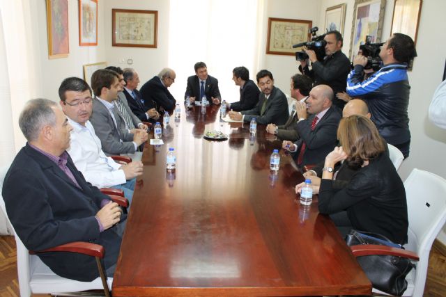 El alcalde recibe a Samper y a directivos de Ferrovial y CHM, adjudicatarias para Paramount, Foto 2