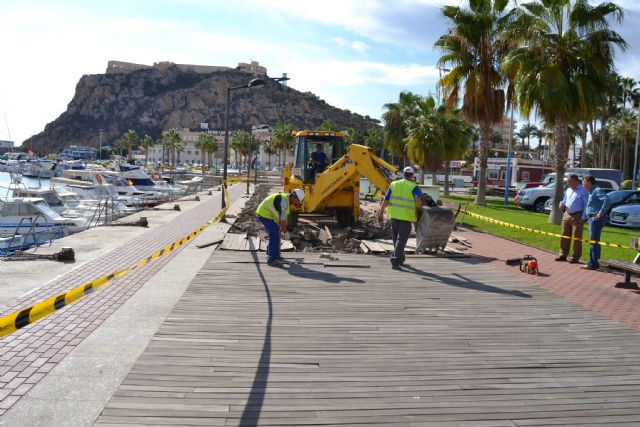 La pasarela de madera del Puerto de Águilas será sustituida por un nuevo pavimento - 1, Foto 1