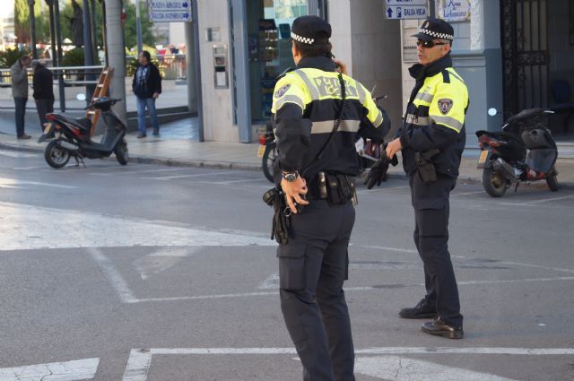 La Policía Local de Totana detiene a los presuntos autores de un delito de hurto en un almacén de hierros del municipio, Foto 1