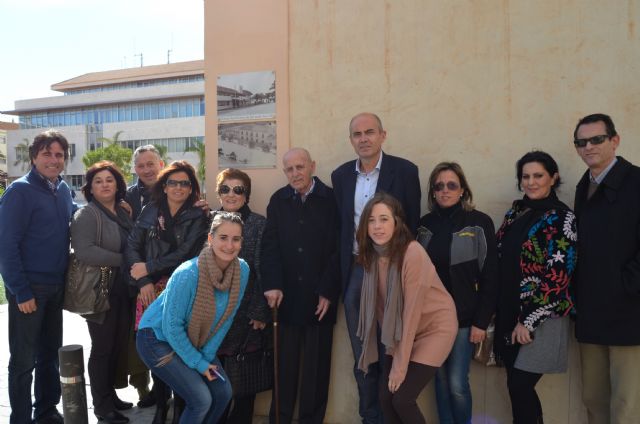 Una placa fotográfica recuerda la fachada del anterior edifico consistorial en el centro de San Javier - 1, Foto 1