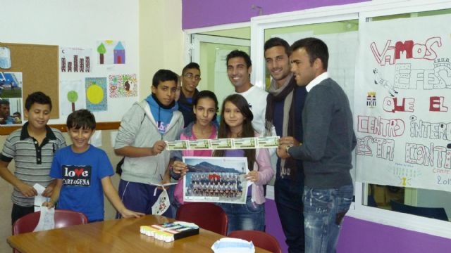 Astrain, Carlos David y Fede jugaron al fútbol en los Centros Interculturales - 2, Foto 2