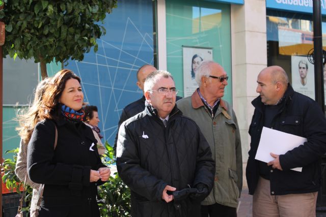 La Concejalía de Igualdad reparte lazos blancos y asiste a una performance contra el silencio de las personas ante la Violencia de Género - 1, Foto 1