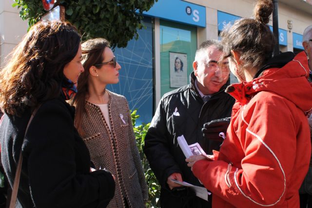 La Concejalía de Igualdad reparte lazos blancos y asiste a una performance contra el silencio de las personas ante la Violencia de Género - 3, Foto 3