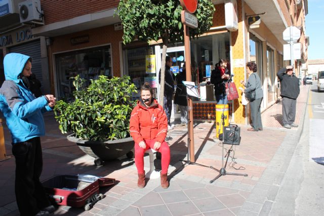 La Concejalía de Igualdad reparte lazos blancos y asiste a una performance contra el silencio de las personas ante la Violencia de Género - 4, Foto 4