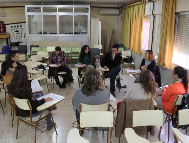 El concejal de Juventud se reúne con los nuevos corresponsales juveniles de los dos IES del municipio - 1, Foto 1