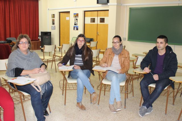 El concejal de Juventud se reúne con los nuevos corresponsales juveniles de los dos IES del municipio - 2, Foto 2
