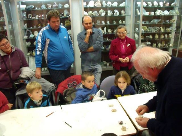 Grandes y pequeños disfrutaron de la mineralogía en el II taller Mineralízate - 3, Foto 3