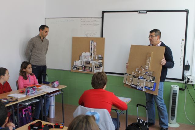 El Ayuntamiento vuelve a proponer a los niños de 5 de Primaria un concurso con envases de reciclado, Foto 1