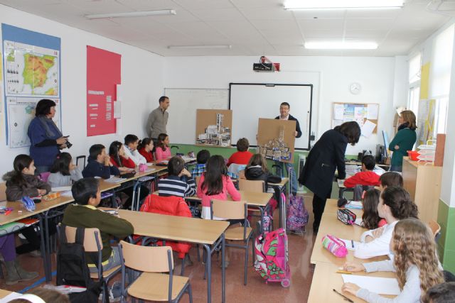 El Ayuntamiento vuelve a proponer a los niños de 5 de Primaria un concurso con envases de reciclado, Foto 2