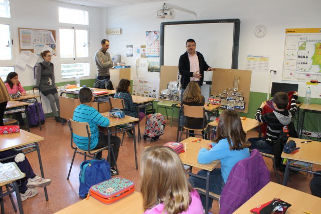 El Ayuntamiento vuelve a proponer a los niños de 5 de Primaria un concurso con envases de reciclado, Foto 3