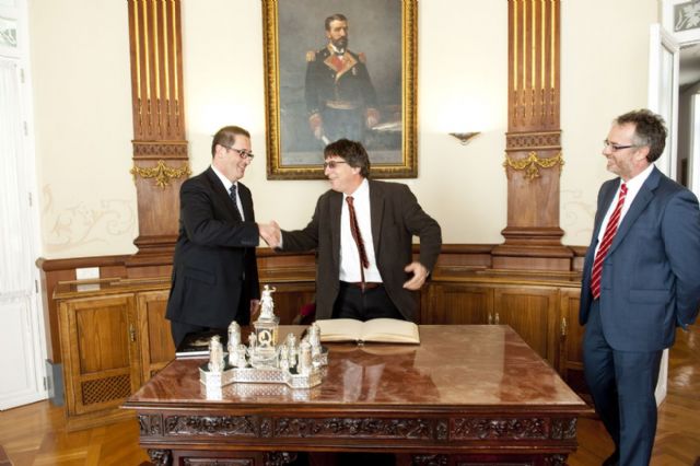 El embajador de Israel pasa por el Palacio Consistorial en su primera visita a Cartagena - 1, Foto 1