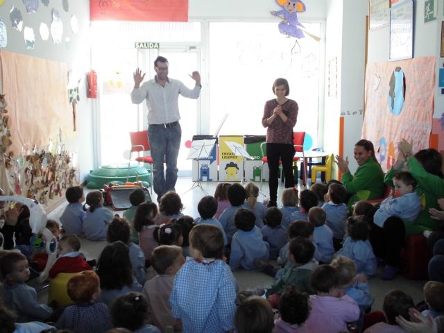 La escuela infantil Cativos Nuestra Señora de la Asunción baila al ritmo de la percusión de Julián Cantos - 1, Foto 1