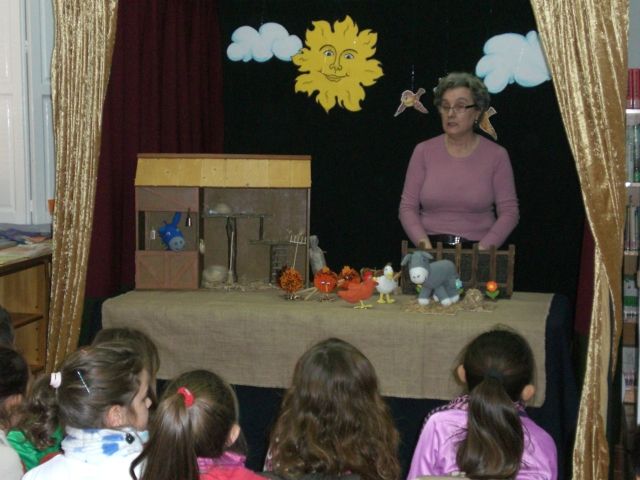 La escritora totanera, Morerica Galán, deleita a los alumnos de primaria con la lectura de su cuento Burrito volador, Foto 1